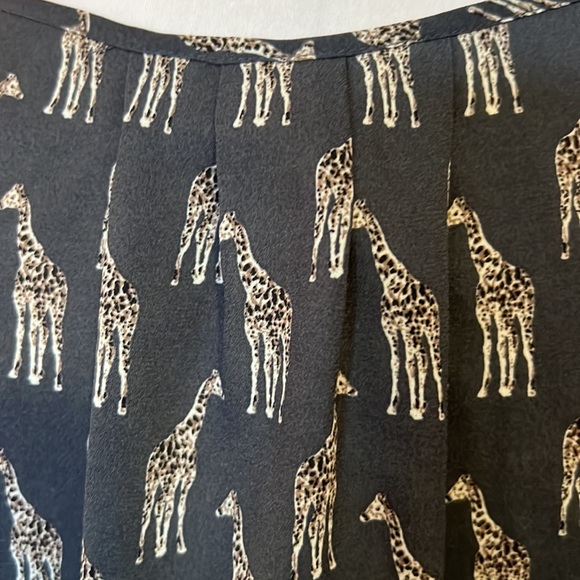 H&M 🦒 Giraffe Print Blouse, lightweight with cute shoulder details & pleats - Picture 4 of 11